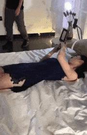 chatgpt搞笑段子 搞笑GIF段子：女同事還非賴著不走了，我這點床都被她占了！