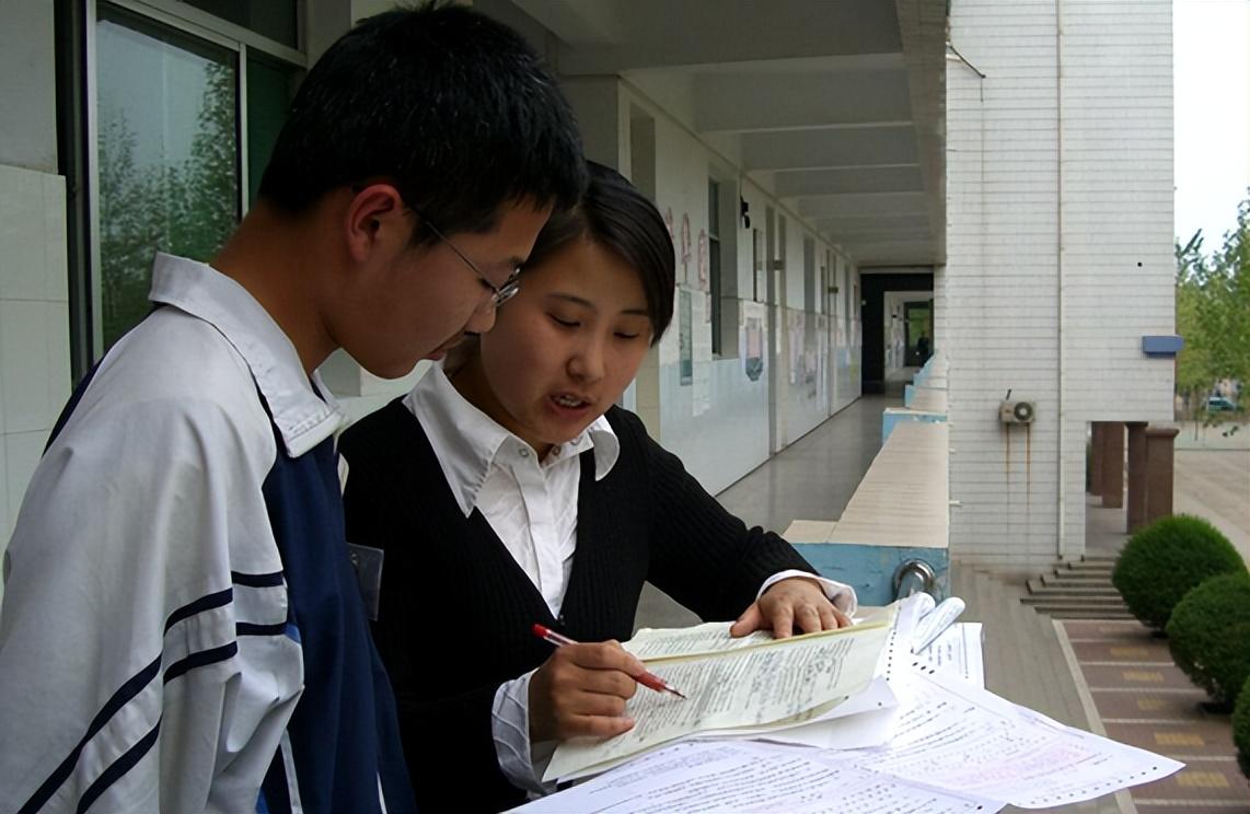 試卷意見家長怎么寫 語文老師批改作業(yè)，2字評語讓家長氣憤，直言：不配為人師表